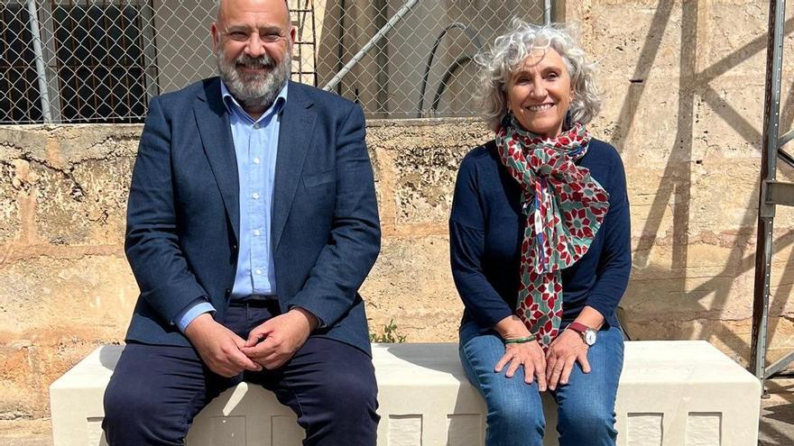 El alcalde y la artista Margalida Escalas, sentados sobre el futuro 'BluesBanc'