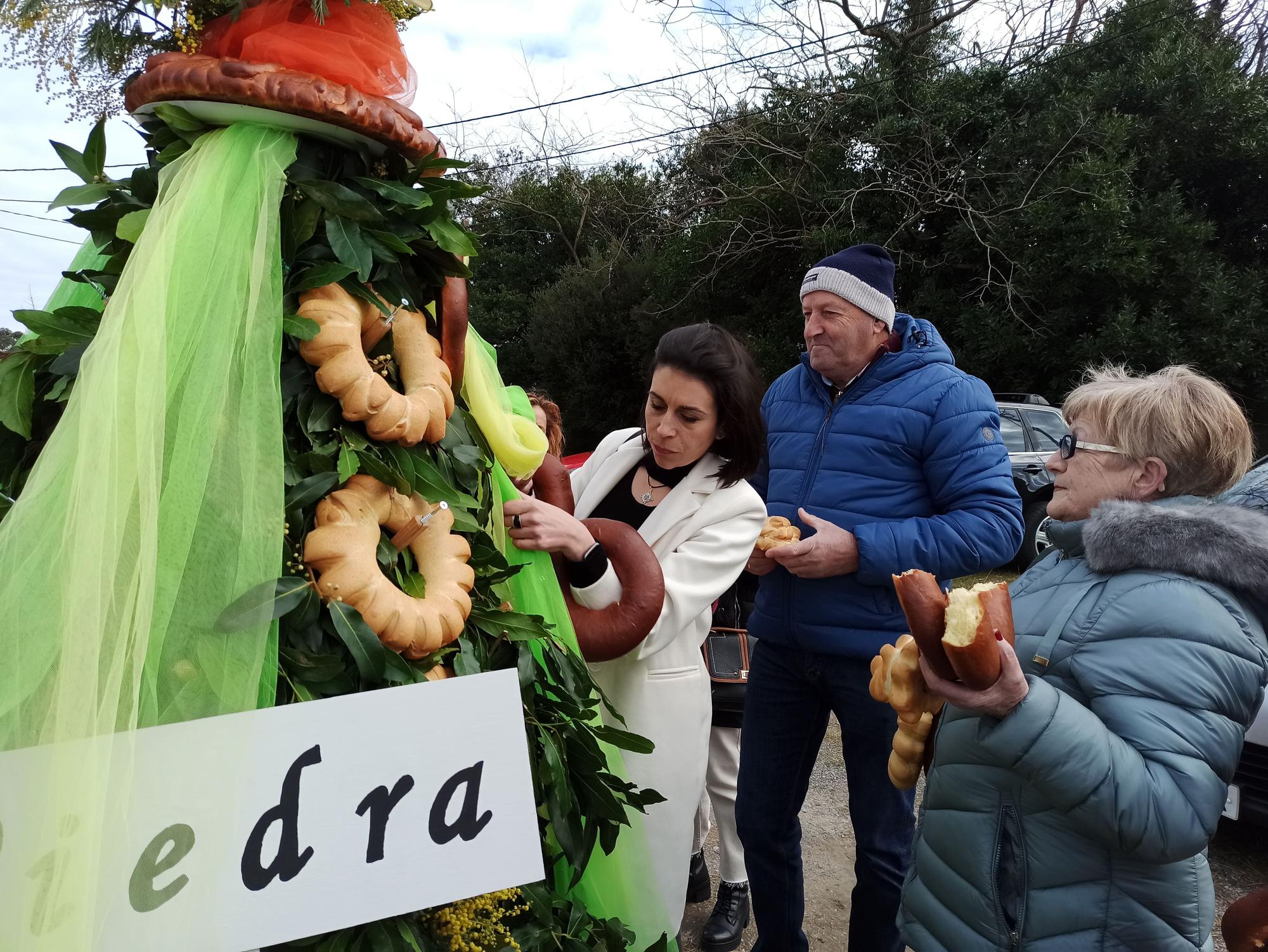 En Posada de Llanes, los panes del ramu vuelan por La Candelaria: "Hay que andar rápido"