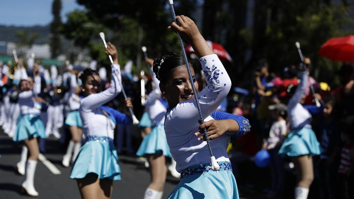 Tradicional Desfile del Correo en San Salvador.