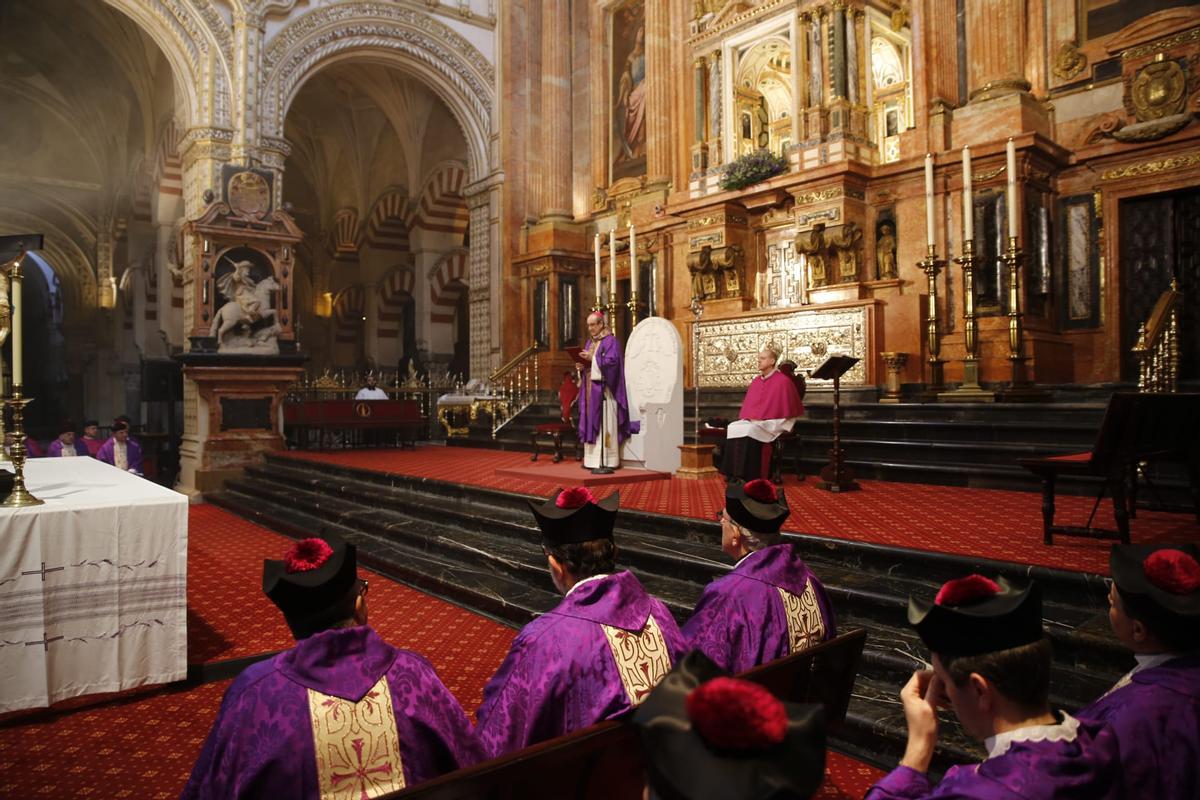 El obispo de Córdoba, Jesús Fernández, impone la ceniza a los fieles en la Catedral para dar inicio a la Cuaresma.