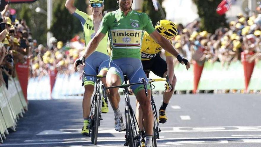 Sagan cruza la meta en primer lugar, ayer en Montpellier. // Juan Medina