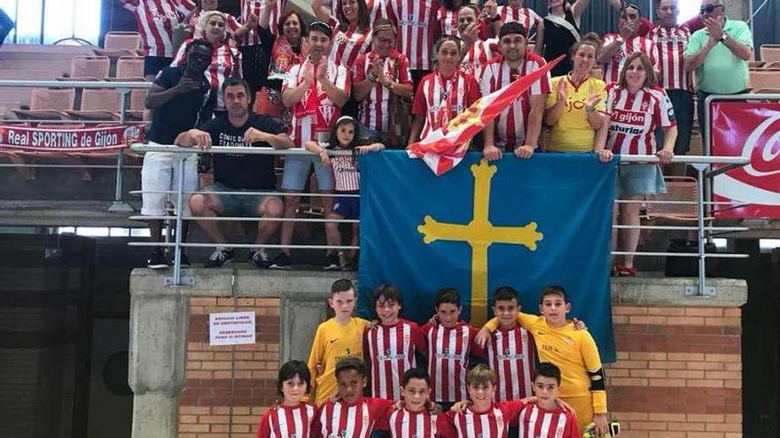 Los benjamines del Sporting celebran la victoria junto a sus familiares.