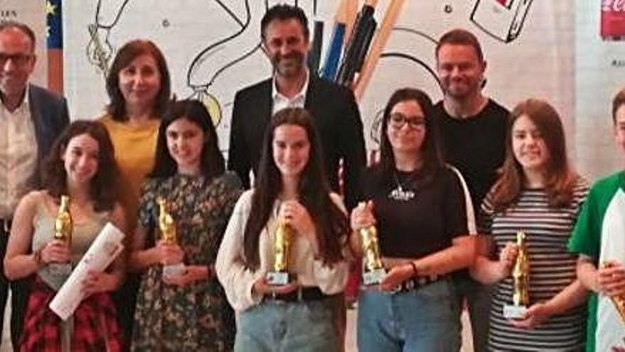 Los ganadores ibicencos reciben su trofeo en la sede del Consell.