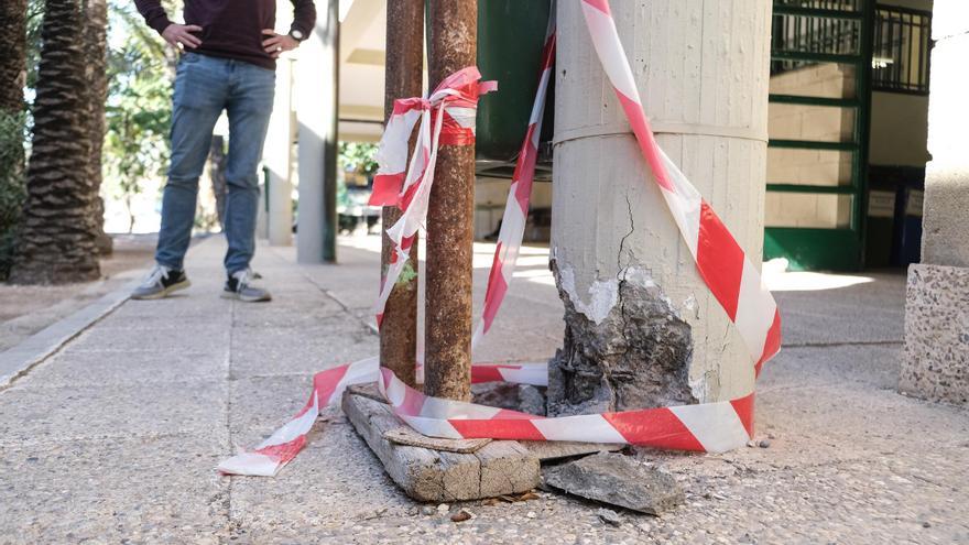 El IES La Torreta de Elche lleva cinco años apuntalado y tendrá redes por falta de permisos