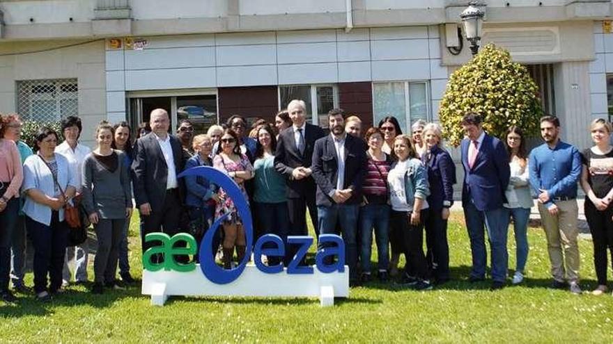 Conde, entre Lamas y Campos, posa con las alumnas participantes en el plan integrado de empleo delante de la sede de la AED. // Bernabé/Celso