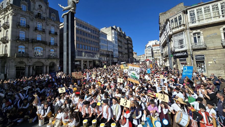 Miles de escolares sacan su valor para recuperar Vigo en la Reconquistiña