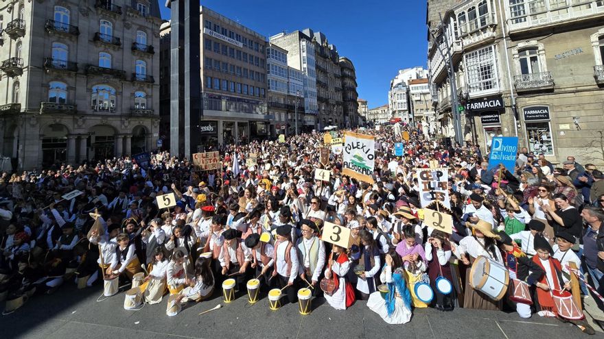 Miles de escolares sacan su valor para recuperar Vigo en la Reconquistiña