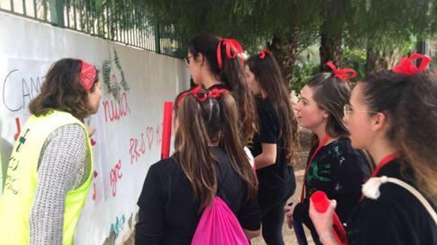 Alumnos del CEU, ayer, durante la gymkana en Elche.