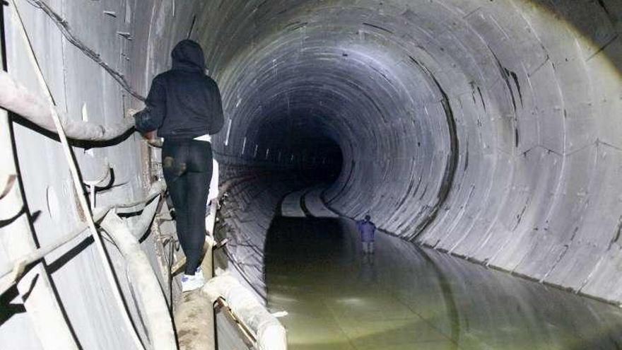 Un hombre en el túnel del metrotrén.