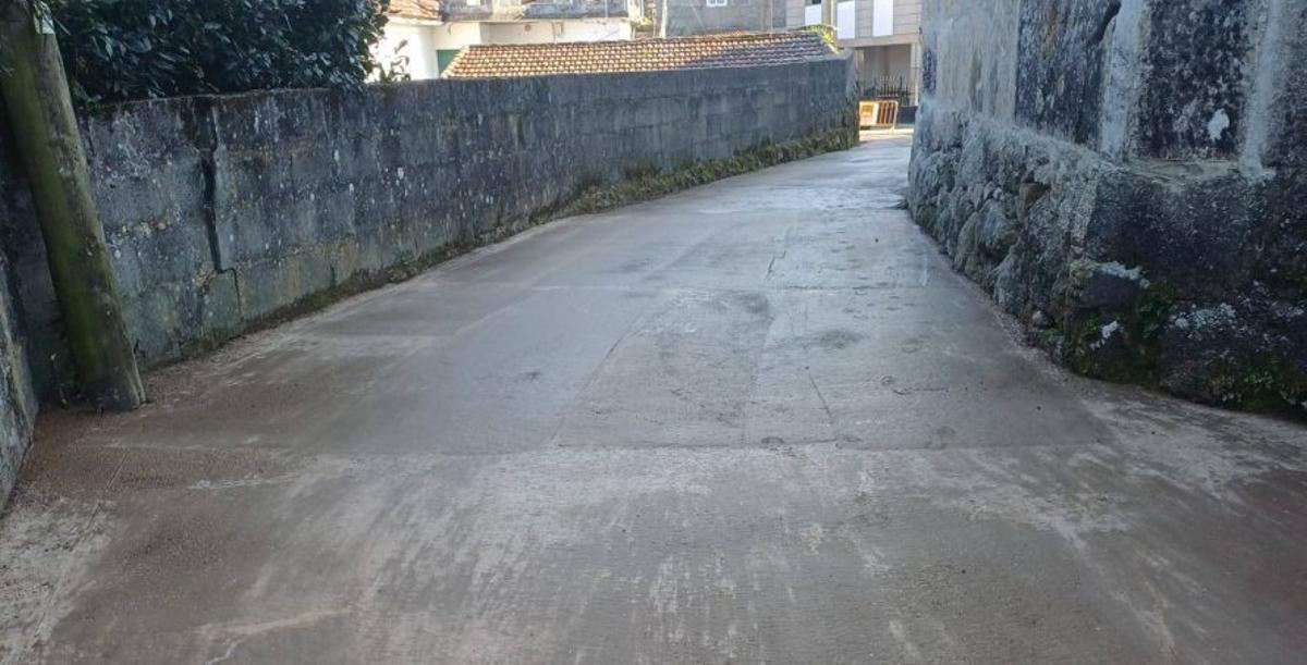 El tramo ya hormigonado en el camino de A Torre. | SANTOS ÁLVAREZ