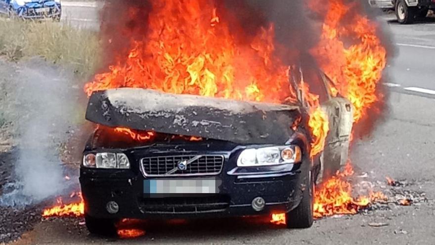 Las llamas calcinan un coche a su paso por la parroquia agoladesa de Artoño