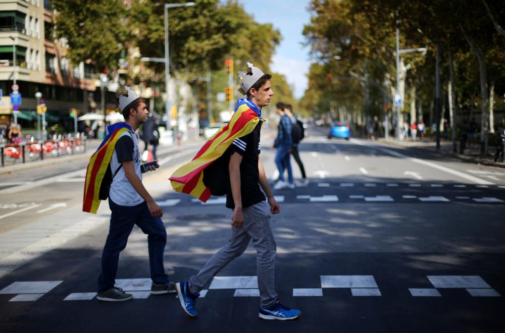 Dos joves amb l'estelada al coll a Barcelona poques hores abans del ple del Parlament