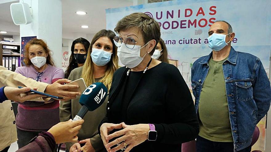 La diputada Antònia Jover atiende a los medios. | UP