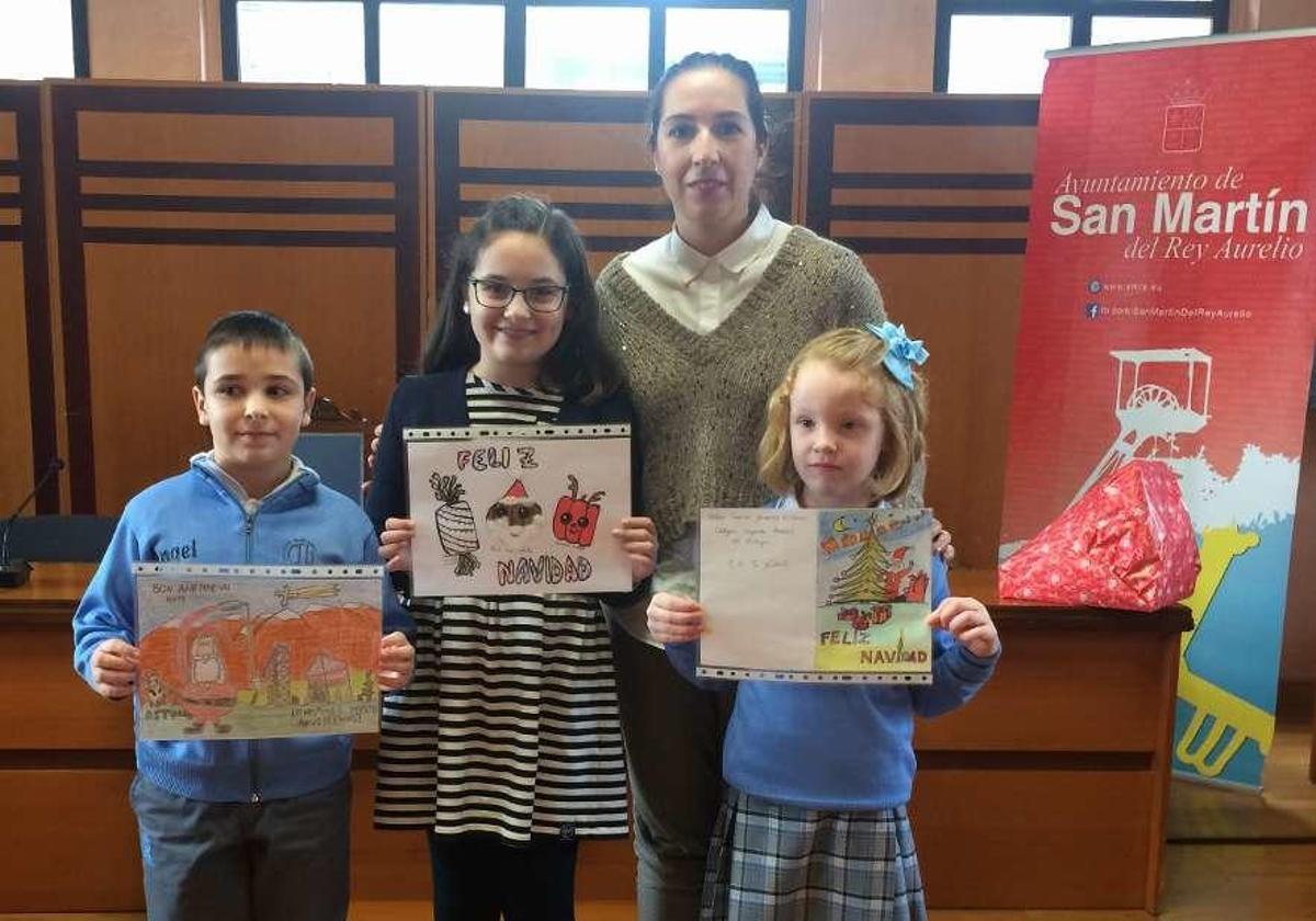La concejala María Alonso, con los pequeños Ángel Prieto, Carla Martínez y Elena Suárez.