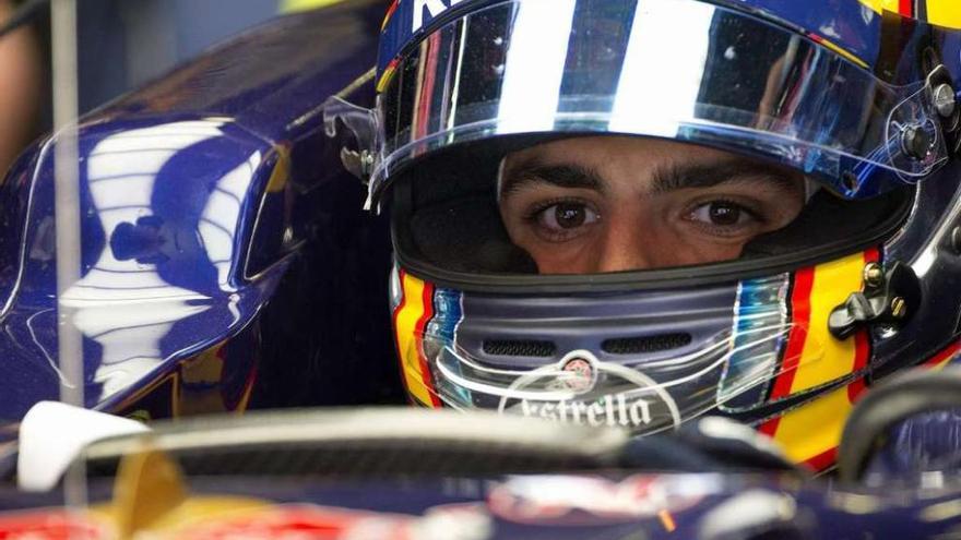 Carlos Sainz, de Toro Rosso, en su coche durante la prueba de Montmeló.