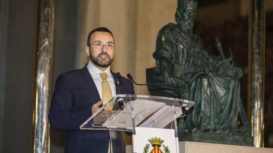 el homenaje y presentación estuvo presidido por varios miembros de la corporación municipal.No faltaron palabras de agradecimiento al artista.Benlloch ensalzó la figura del escultor.Interpretación musical de Sonia Gili Cabedo. f i. brotons