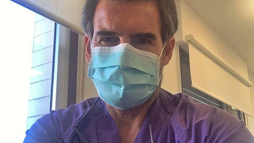 El doctor Carlos Lariño, protegido por una mascarilla en el Chuac.