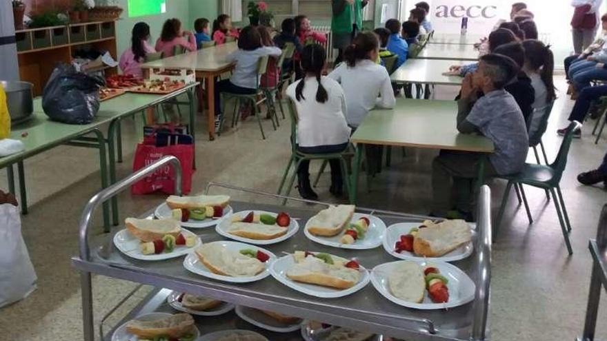 Los escolares escuchan la charla antes del desayuno.