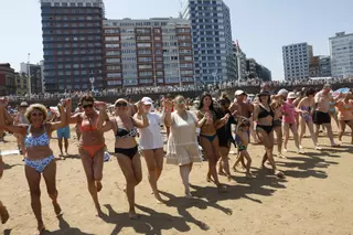 Así vivió Gijón la danza prima y el Restallón, en imágenes