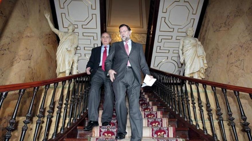 Mariano Rajoy, acompañado por Jorge Fernández Díaz, baja las escaleras del Congreso, ayer en Madrid.