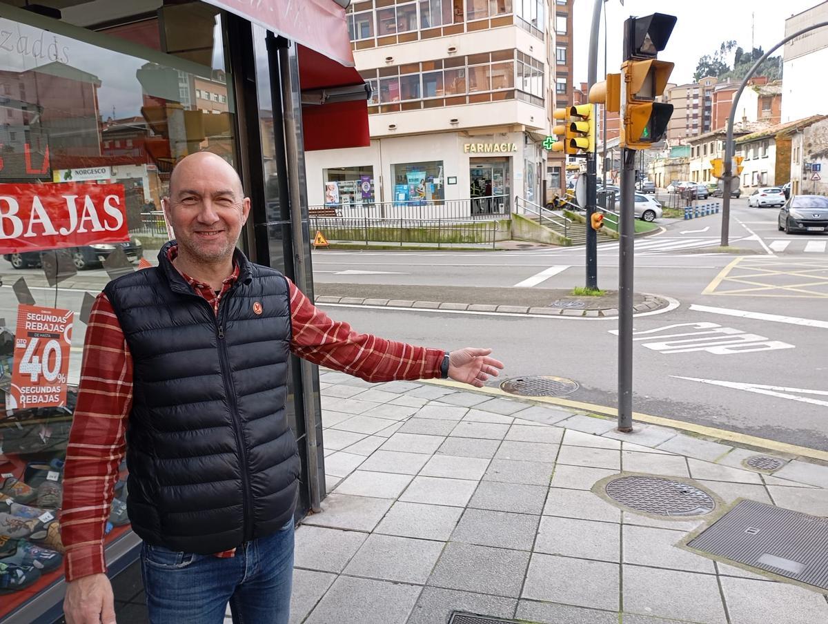 Carlos Mesa, ante su negocio situado casi al pie de la futura rotonda.