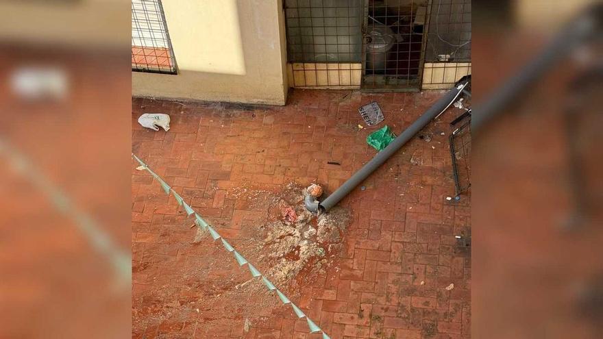 Tornen a aparèixer aigües fecals en el pati interior del bloc ocupat de la ronda Ferran Puig de Girona