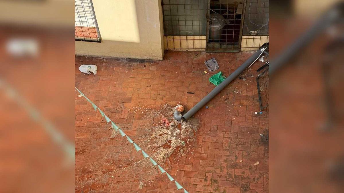 Les aigües fecals al pati interior de l'immoble.