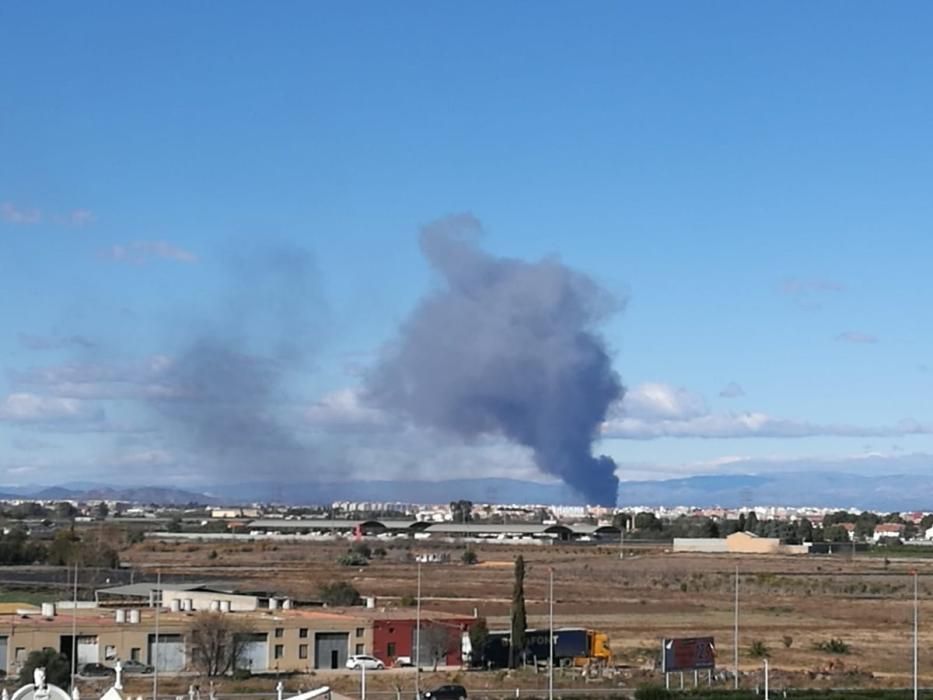 Un incendio arrasa una empresa de regalos en Manises