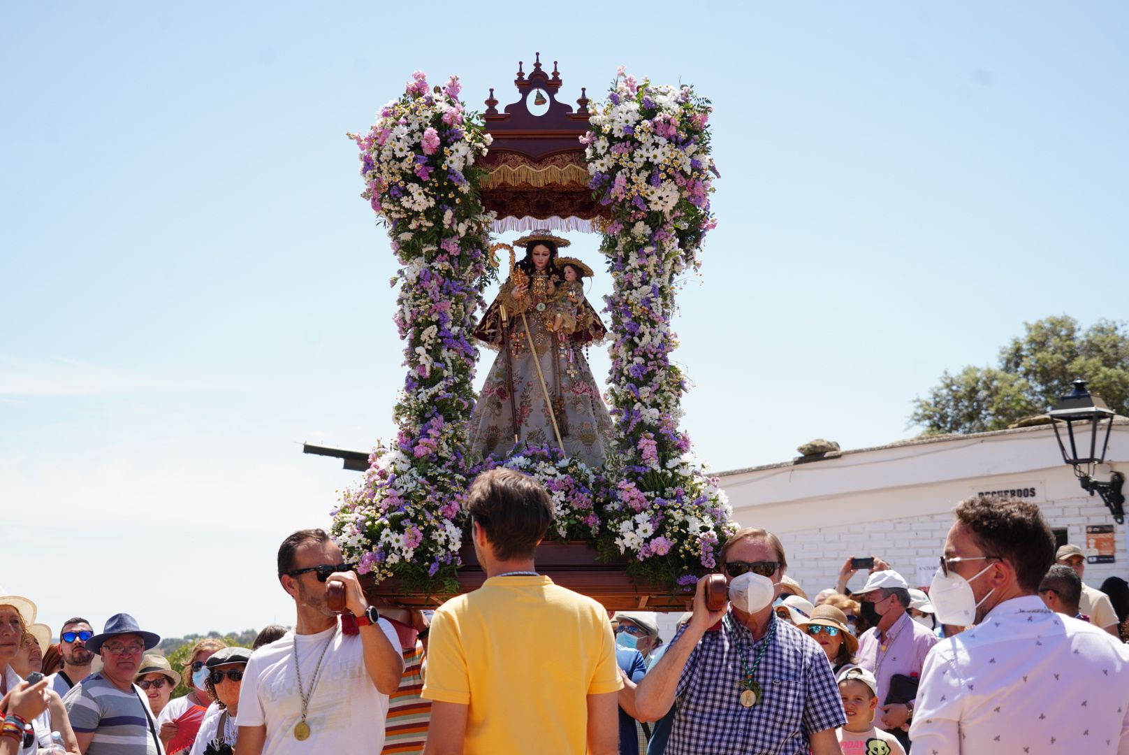 La Virgen de la Antigua regresa a Hinojosa del Duque rodeada de romeros