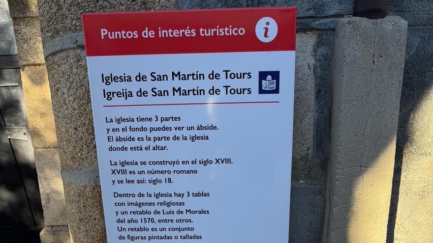 Los paneles informativos turísticos de San Martín de Trevejo y la fecha recogida en la propia fachada de la iglesia.
