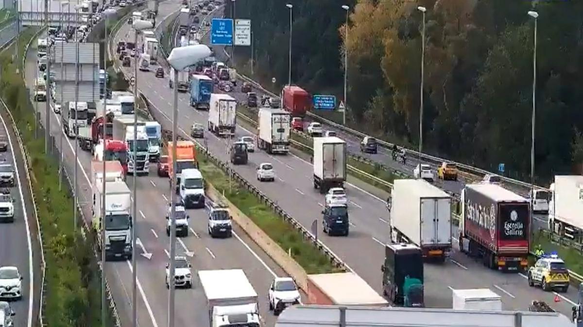 Dos accidentes con camiones implicados en la AP-7 en Cerdanyola