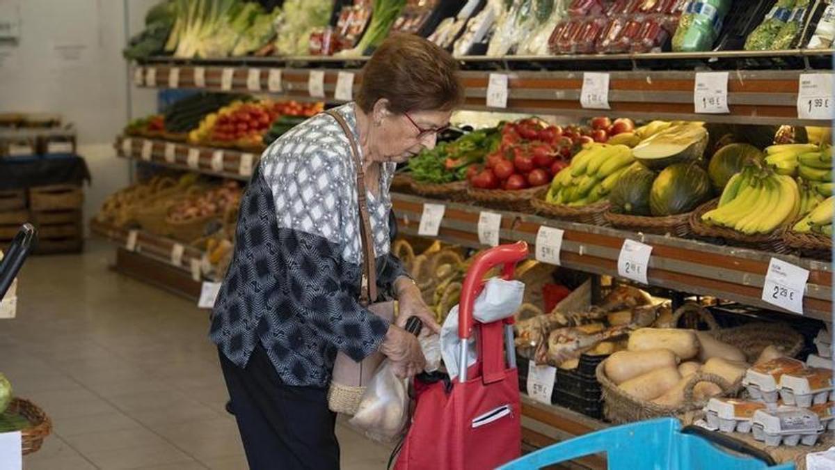 Una mujer comprando en un mercado
