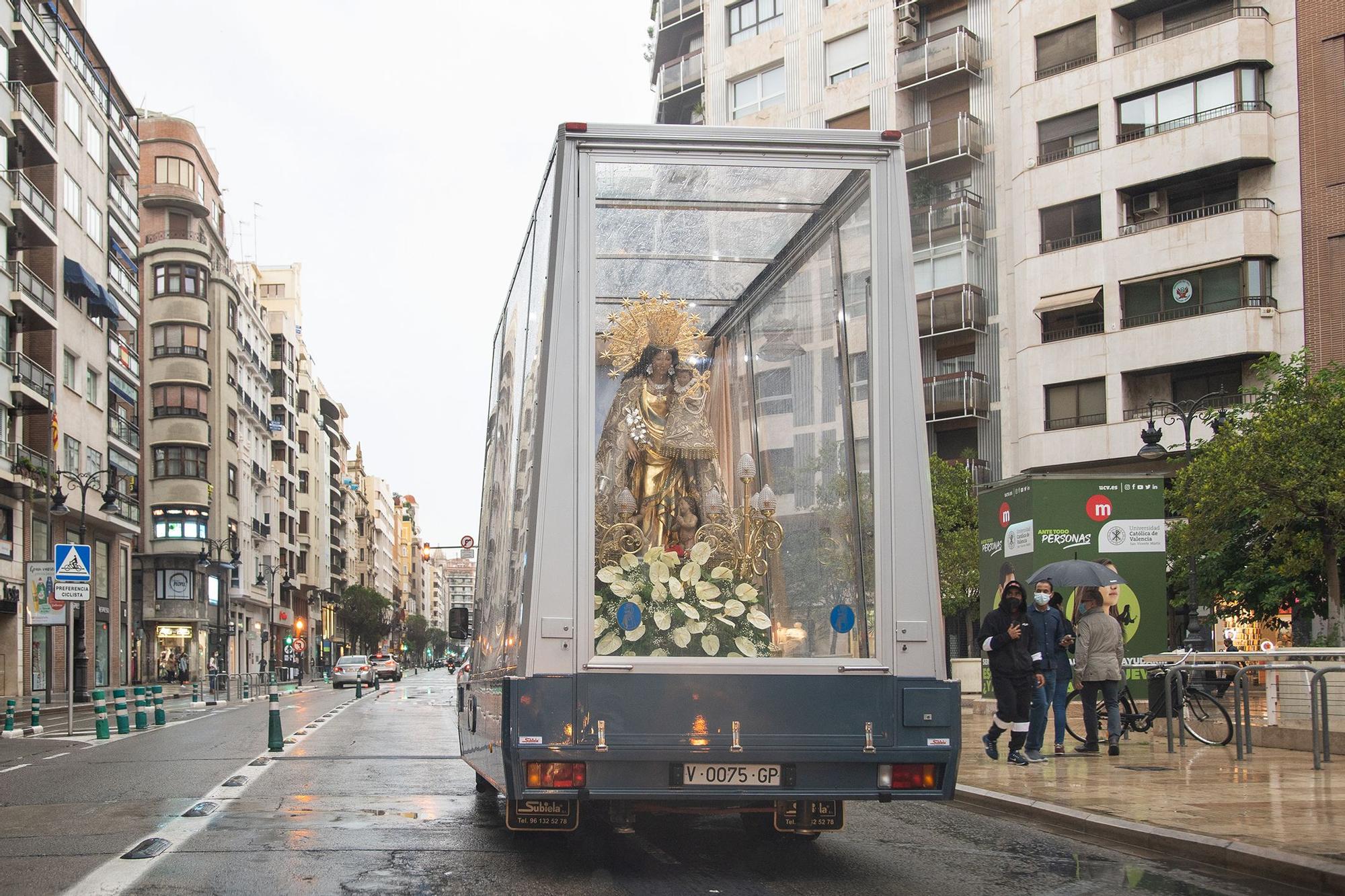 Así fue el pase de la Virgen de los Desamparados por València con el Maremóvil