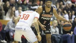 Taylor (Bàsquet Girona) bota ante la defensa de Robertson