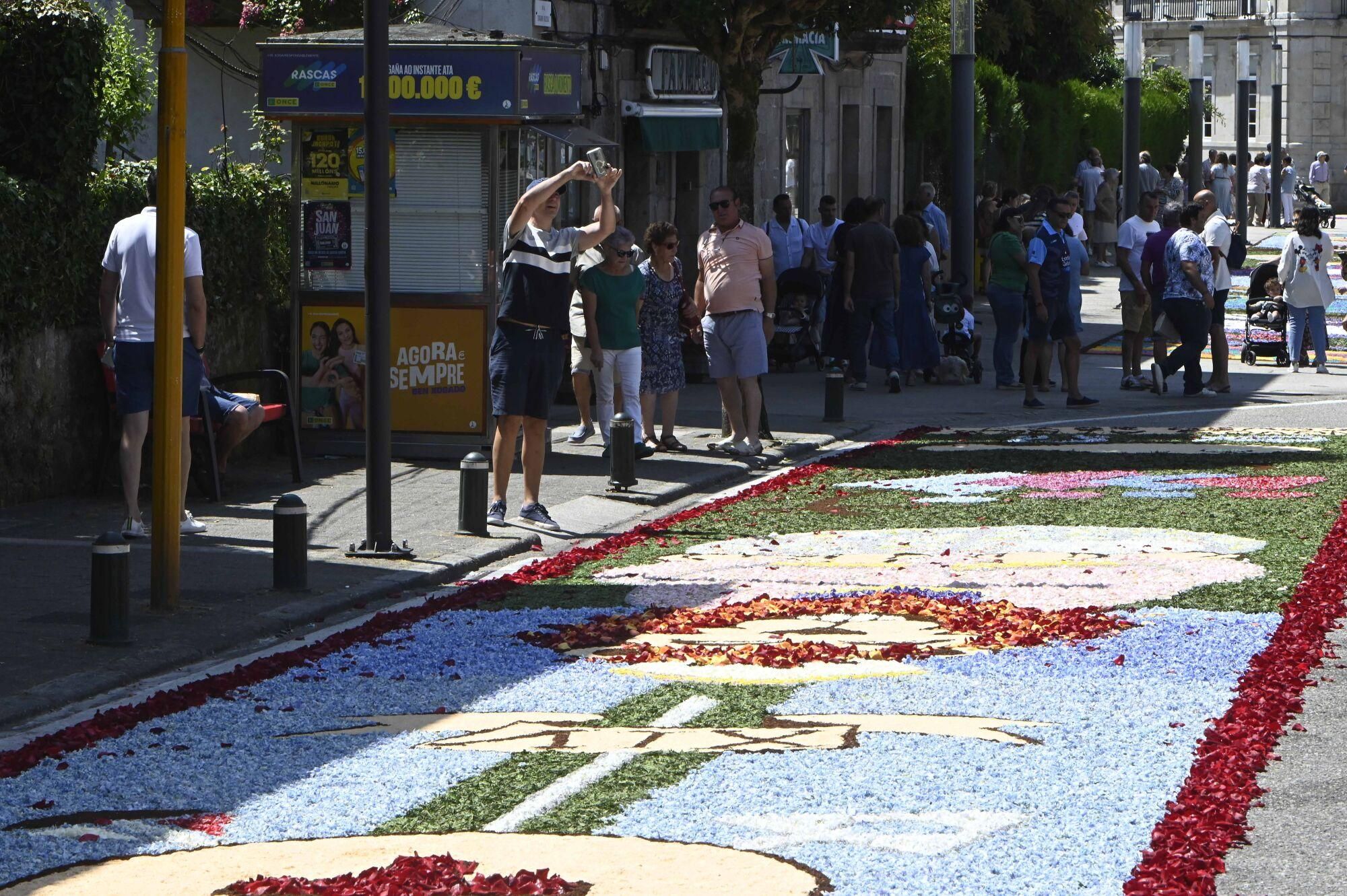 Los más de mil alfombristas de Gondomar desplegaron imaginación
con diseños tan curiosos como un retrato de David Bowie