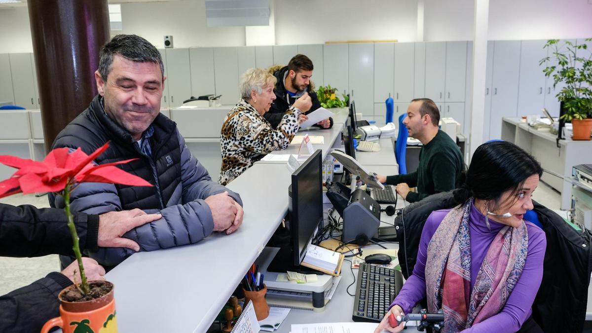 Vecinos atendidos por trabajadores municipales en Petrer, en una imagen de archivo.