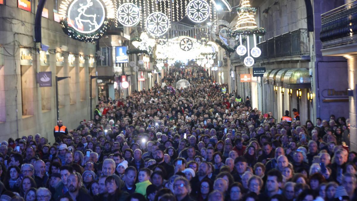 Ciudadanos disfrutan de las luces de Navidad en enero de 2020