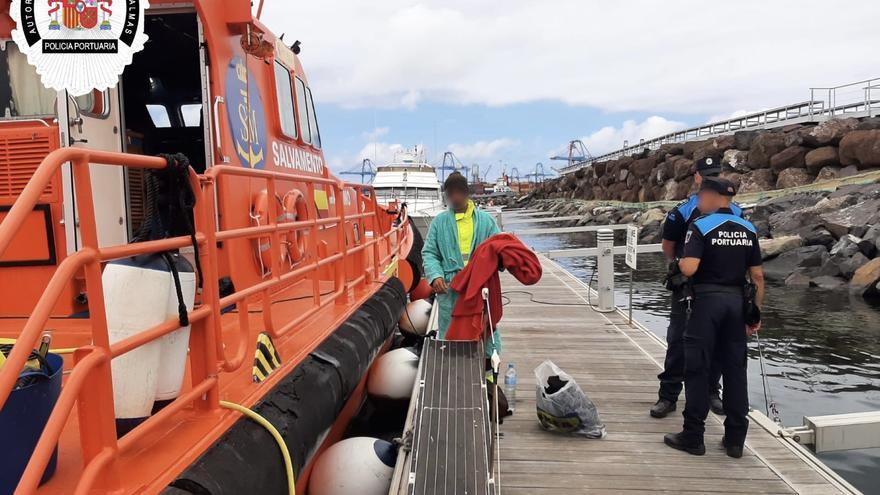 La Policía devuelve al polizón al mercante desde el que se tiró al agua