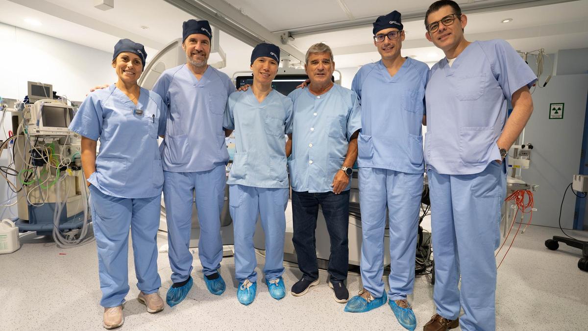 Parte del equipo del Servicio de Hemodinámica, dirigido por el doctor Antoni Serra (en el centro).