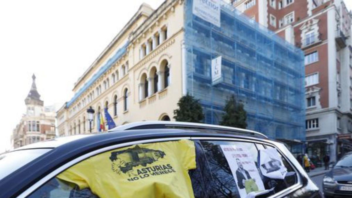 Un coche adornado con la camiseta de Alu Ibérica, en Oviedo. | Luisma Murias