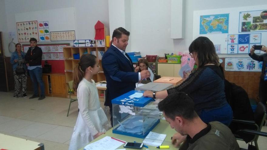 El candidato del PP, Raúl Martínez, se dispone a votar en el colegio Magdalena Ulloa