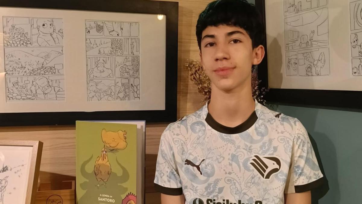 Mario E. Casas tras montar la exposición sobre su primer cómic,  ‘A Lenda de Santoro’.