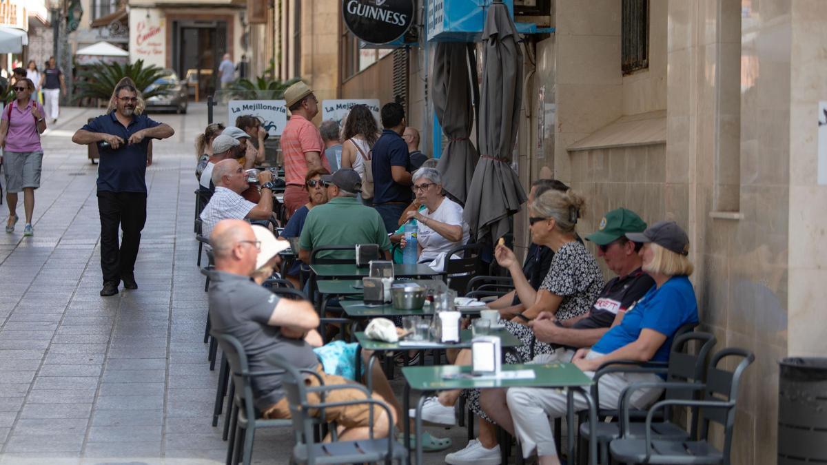 Terrazas en una de las calles céntricas de Cartagena.