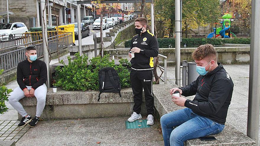 Tres jóvenes toman café en la Alameda.   | // I. OSORIO