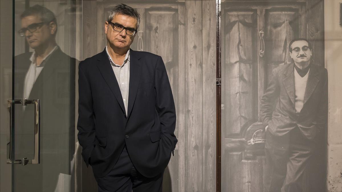 Francesc Bayarri, autor del libro ’Matar Joan Fuster’, en la casa del escritor, donde sufrió el atentado en 1981 Francesc Bayarri, autor del libro ’Matar Joan Fuster’, en la casa del escritor, donde sufrió el atentado en 1981