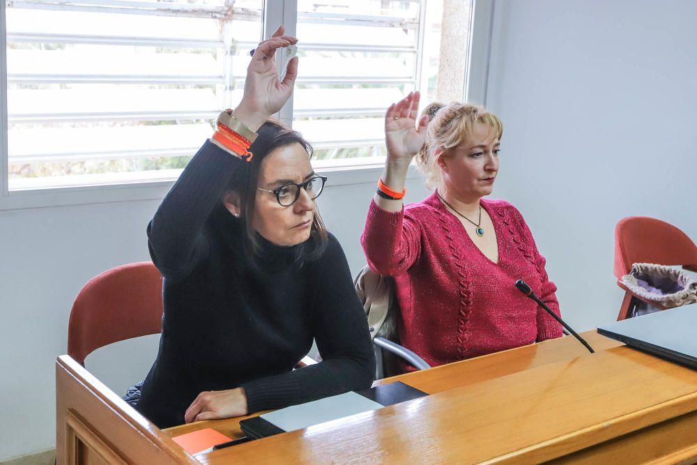 Las ediles Paqui Parra y Pilar Gómez Magán de Ciudadanos en el momento de su voto en contra a los presupuestos