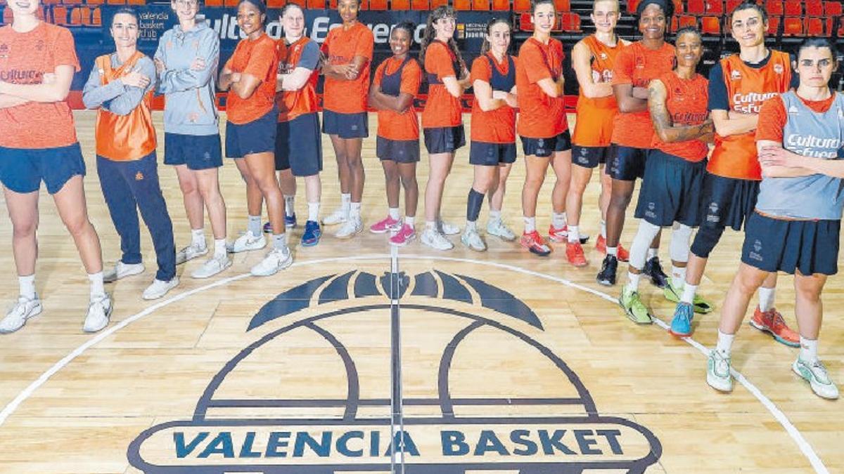 El Valencia Basket realizó un entrenamiento previo en la Fonteta