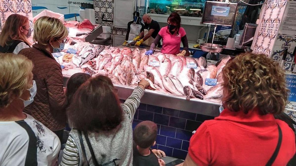 Compras navideñas en la pescadería del mercado Nuestra Señora de África, en Santa Cruz de Tenerife.