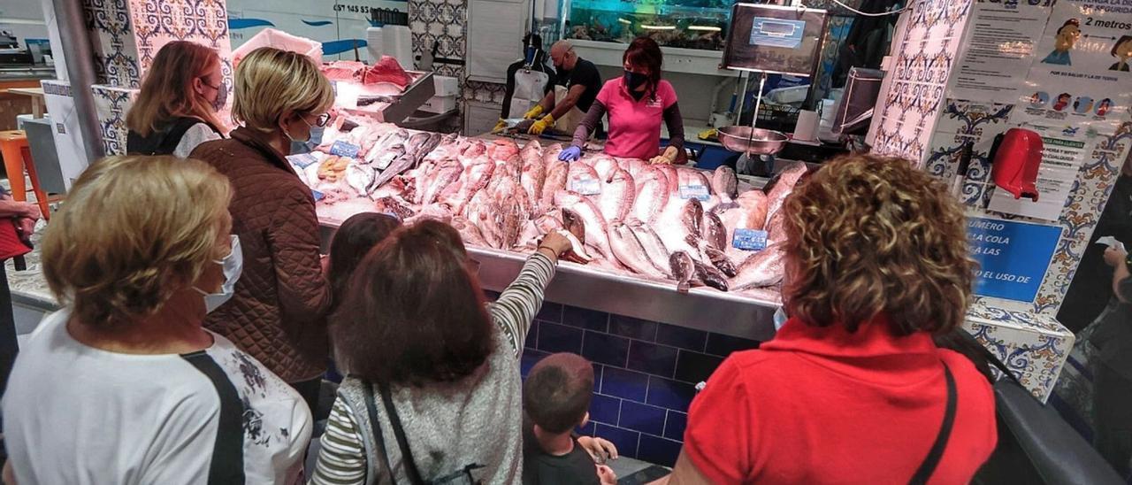 Compras navideñas en la pescadería del mercado Nuestra Señora de África, en Santa Cruz de Tenerife.