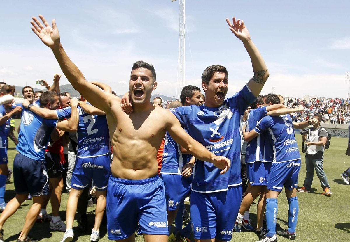 Bruno y Yeray González celebran el ascenso a Segunda.